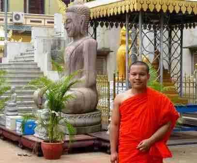 monk at Wat Ounalom Phnom Penh