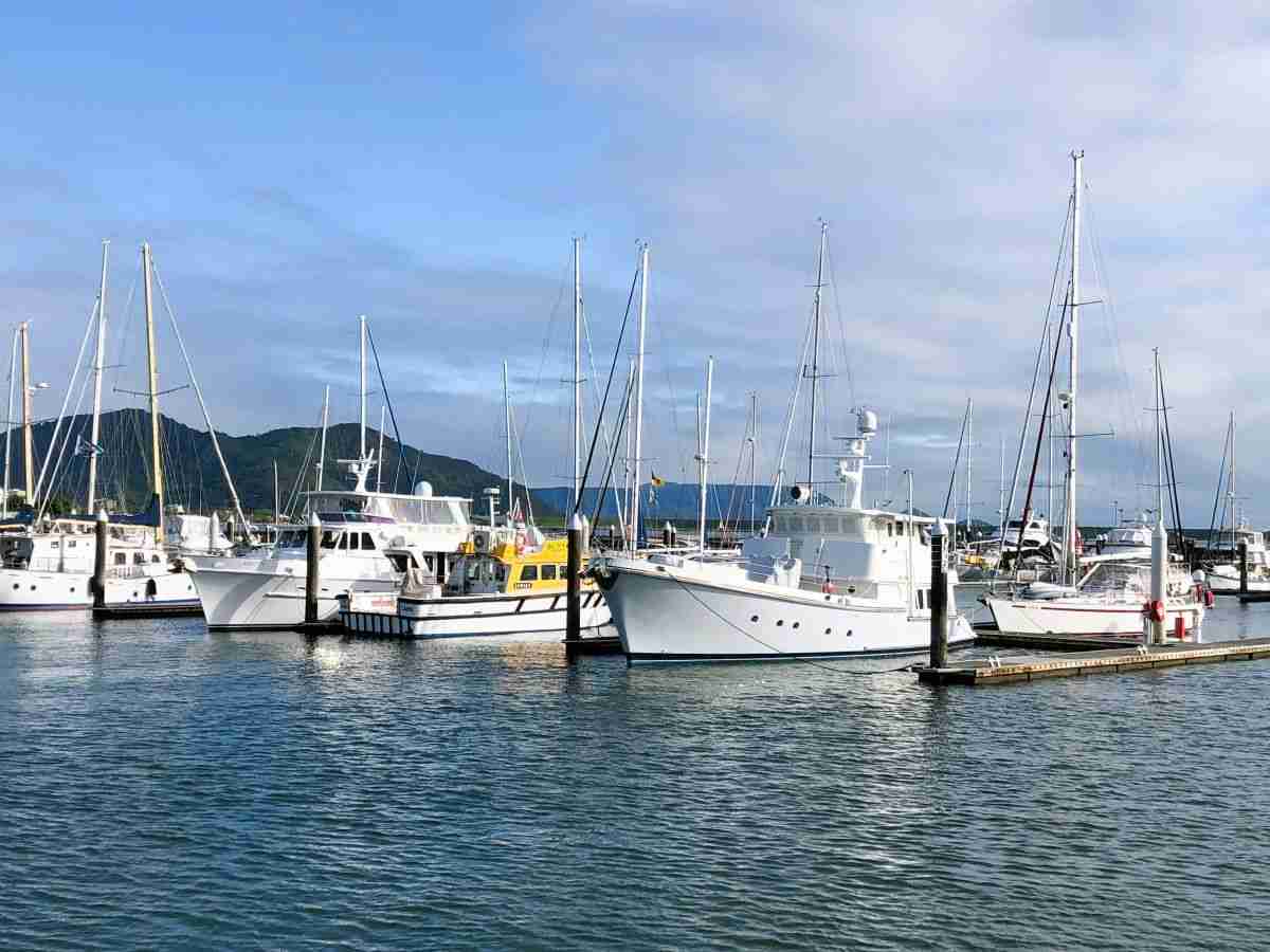 Boats on the water at te waterfront and wharf area with 5 days in Cairns